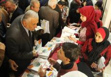 فتيات وفتيان يوقعون الاصدار السياحي الضوء المتجول