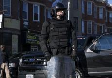 شاهد: بطريقة مذهلة شرطي روسي يوقف سيارة مجرم بيديه