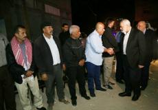 إسماعيل هنية يؤدي واجب العزاء لعوائل شهداء في غزة