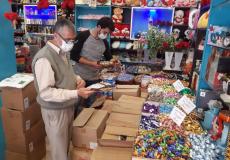 جولات تفتيشية على محلات الشوكولاتة ومستلزمات العيد في غزة