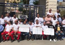 ضباط الإسعاف ينظمون وقفة احتجاجية أمام مقر الهلال الأحمر بالبيرة