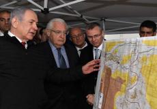 نتنياهو وعدد من المسؤولين الامريكان يطلعون على مخطط الضم الضفة الغربية