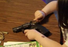 أمريكي يشتري لابنته مسدساً لحماية نفسها 