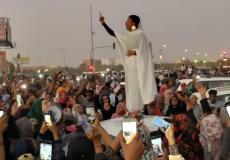 اخبار السودان اليوم: تفاصيل حادثة المرأة التي قادت المظاهرات (فيديو)