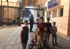 أطفال يحتجون أمام مركز توقيف في القدس 