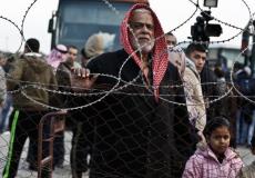 مواطن من غزة يقف قرب المناطق الحدودية -ارشيف-