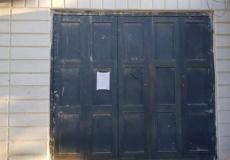 صالون الحلاقة الذي اغلقته الشرطة