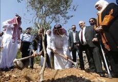 الرجوب وبعثة المنتخب السعودي يغرسان شتلة زيتون
