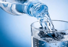 هل شرب الماء بكثرة في السحور حلًا للعطش