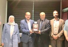عصام يوسف  خلال زيارة لمقر "ملتقى القدس الثقافي"
