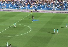 مشجع هبط بواسطة مظلة إلى أرض الملعب