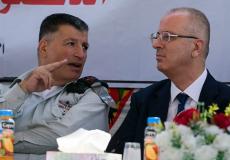  يوآف مردخاي منسق أعمال الحكومة الإسرائيلية السابق في الاراضي الفلسطينية على يسار الصورة بجواره رئيس الوزراء الفلسطييني رامي الحمدالله -صورة ارشيفية-