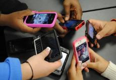  الإدمان على الهواتف- تعبيرية