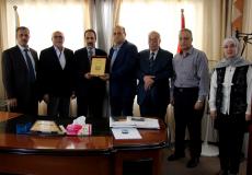 مركز الوفاء يكرم الغرفة التجارية