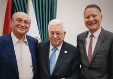 رجلا الأعمال صبيح وبشار المصري برفقة الرئيس عباس