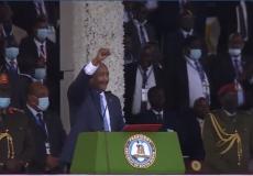 رئيس المجلس السيادي عبد الفتاح البورهان ويهو يغني ويردد كلمات أغنية "سودان بلدنا وكلنا إخوان"