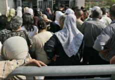 مقدسيون أمام مكتب الداخلية بالقدس المحتلة 