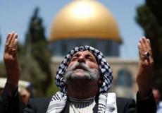 مواطن فلسطيني يصلي في المسجد الأقصى في القدس -من الارشيف-