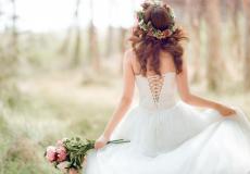 لهذا السبب طردت عروس زوجين من حفل زفافها 