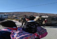 الاحتلال يرغم طلبة مدرسة اللبن الشرقية أثناء عودتهم على سلوك طرق وعرة.jpg