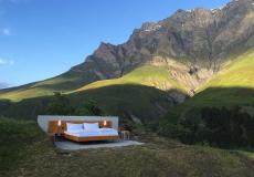 غرف نوم على تلال جبال الألب في سويسرا