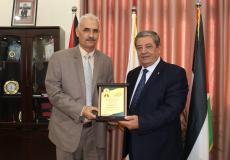 رئيس جامعة الأقصى كمال الشرافي يمينا