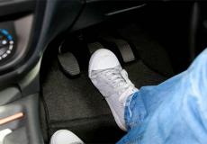 استخدام دواسة الفرامل