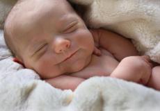 شاهد: امرأة تنجب طفلة بأربعة أرجل وثلاثة أذرع