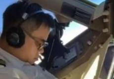 الطيار الذي يغط في نوم عميق خلال رحلة جوية