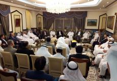 صورة للقرضاوي مشعل على يمينه وأبو مرزوق على يساره