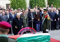 الرئيس الفلسطيني يضع أكاليل الزهور على جثمان الفقيد