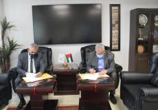 غنيم والصالح خلال توقيعهما مذكرة التفاهم