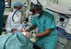 مجمع ناصر الطبي يستأنف اجراء العمليات الجراحية -اجراء عملية جراحة عيون -