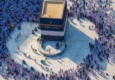 معتمرون يطوفون في رحاب مكة المكرمة