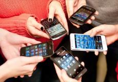 فلسطينيات من رام الله يمتلكن هواتف ذكية