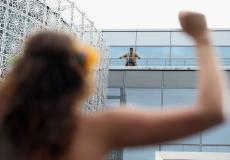 نساء عاريات أمام السفارة السعودية