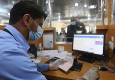 تدقيق جوازات المسافرين عبر معبر رفح - أرشيف