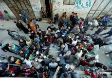 فلسطينيون يجتمعون للحصول على "الشوربة" خلال شهر رمضان في غزة
