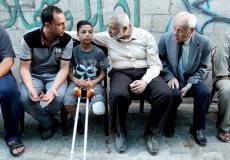 رئيس المكتب السياسي لحركة حماس إسماعيل هنية يزور الطفل عبد الرحمن نوفل الذي بترت قدمه بعد إصابة برصاص الاحتلال المتفجير في مسيرة العودة على حدود غزة