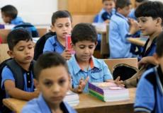 طلاب مدرسة في غزة يتسلمون الكتب الدراسية