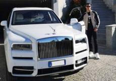 رونالدو بجانب سيارته الجديدة