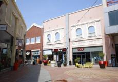 متاجر مغلقة في مجمع تجاري بمدينة الخضيرة، أول أمس 