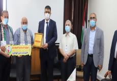 وفد الكتلة الإسلامية يكرم وزارة الصحة بغزة