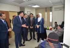 محافظ رام الله تسلم كرسيين متحركين لشخصين من ذوي الإعاقة