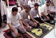 الاسرى يصلون