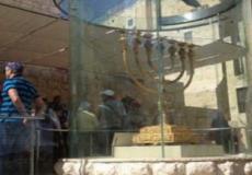 منظمة يهودية متطرفة تنصب شمعدان ضخم بساحة البراق