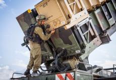 جندي اسرائيلي يتفقد بطاريات القبة الحديدية