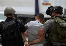 الاحتلال يعتقل شاب - أرشيفية 