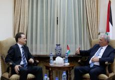 عضو اللجنة التنفيذية ونائب رئيس الوزراء زياد أبو عمرو،أثناء لقاء المفوض العام لوكالة غوث وتشغيل اللاجئين الفلسطينيين الأونروا بيير كرينبول 