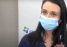 ممرضة أميركية بعد تلقيها لقاح كورونا